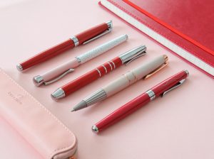1-blog-oberthur-idees-cadeaux-saint-valentin-stylo-ecriture-plume-roller-bille-rose-rouge